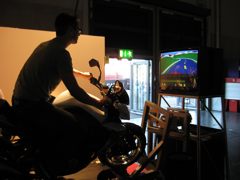 Missglückter Motorrad-Simulator